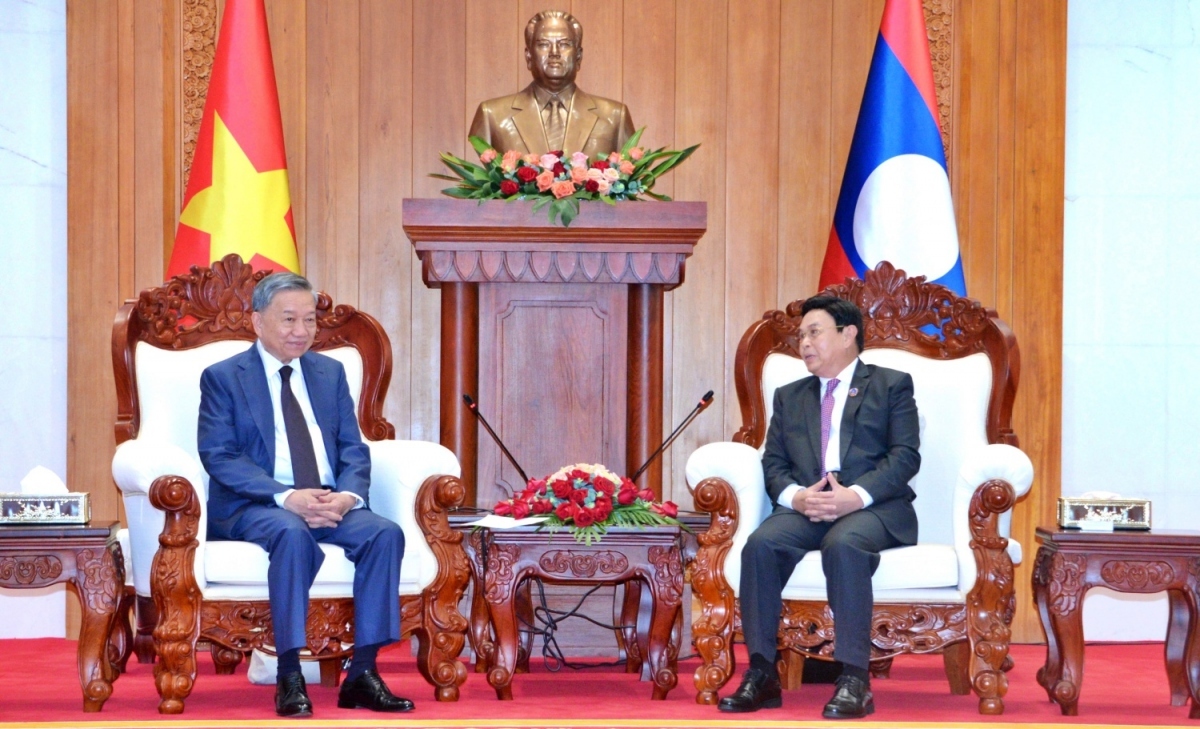 Vietnam, Laos treasure great friendship, special solidary
